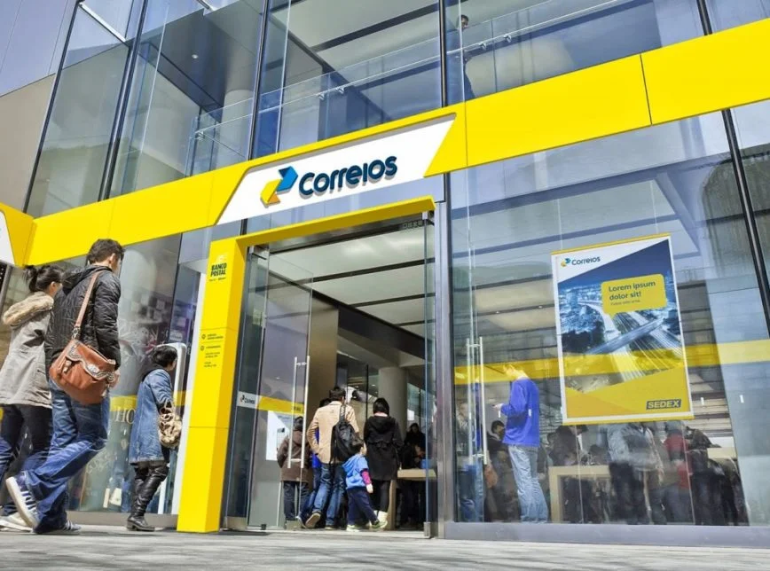 Os Correios oferecem o serviço Achados e Perdidos para auxiliar aqueles que perderam algum documento. Somente em 2020, mais de 94 mil documentos perdidos foram entregues nas agências.