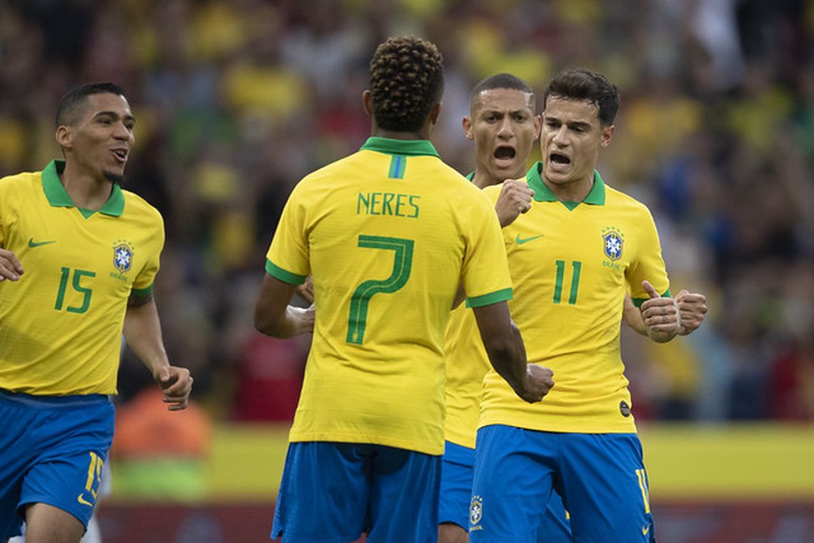 Кто играет 21 футбол. 11 Номер сборной Бразилии. 7 Номер сборной Бразилии. Игрок сборной Бразилии 11 номер. Сборная Бразилии 11 номер.