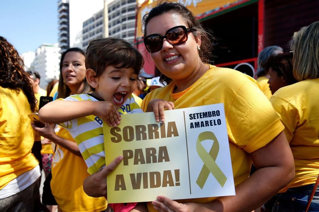 Rio de Janeiro - Ato na orla de Copacabana marca o Dia Mundial de Prevenção ao Suicídio. O evento faz parte da campanha Setembro Amarelo, que pretende informar para prevenir e estimular as pessoas a buscarem ajuda psiquiátrica ( Tânia Rêgo/Agência Brasil)