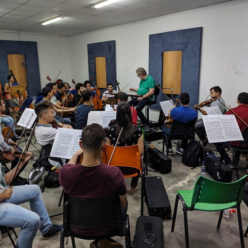 O maestro alemão tem acompanhado de perto o crescimento dos alunos da Orquestra Sinfônica Jovem de Goiás (Foto: Divulgação)