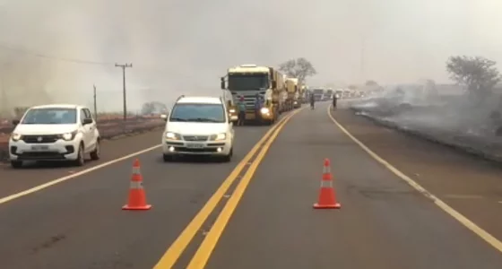 Queimada provocou congestionamento na BR-364 (Foto: Divulgação/PRF)