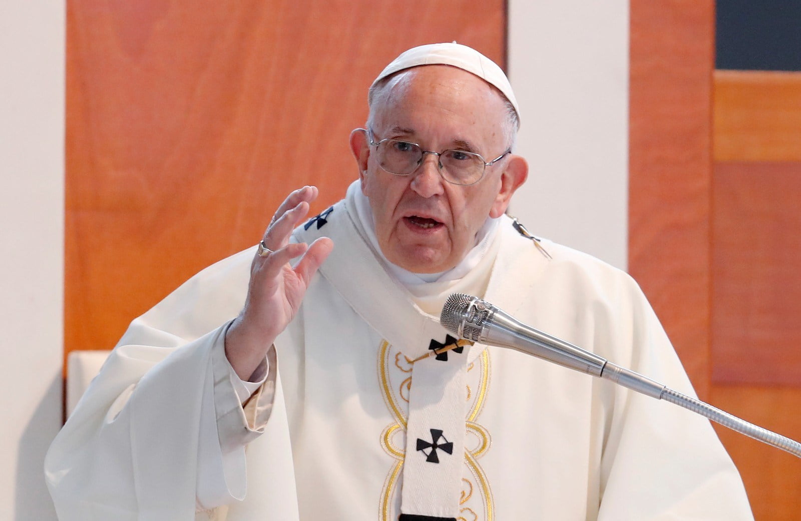 Papa Francisco é internado e passará por cirurgia no intestino