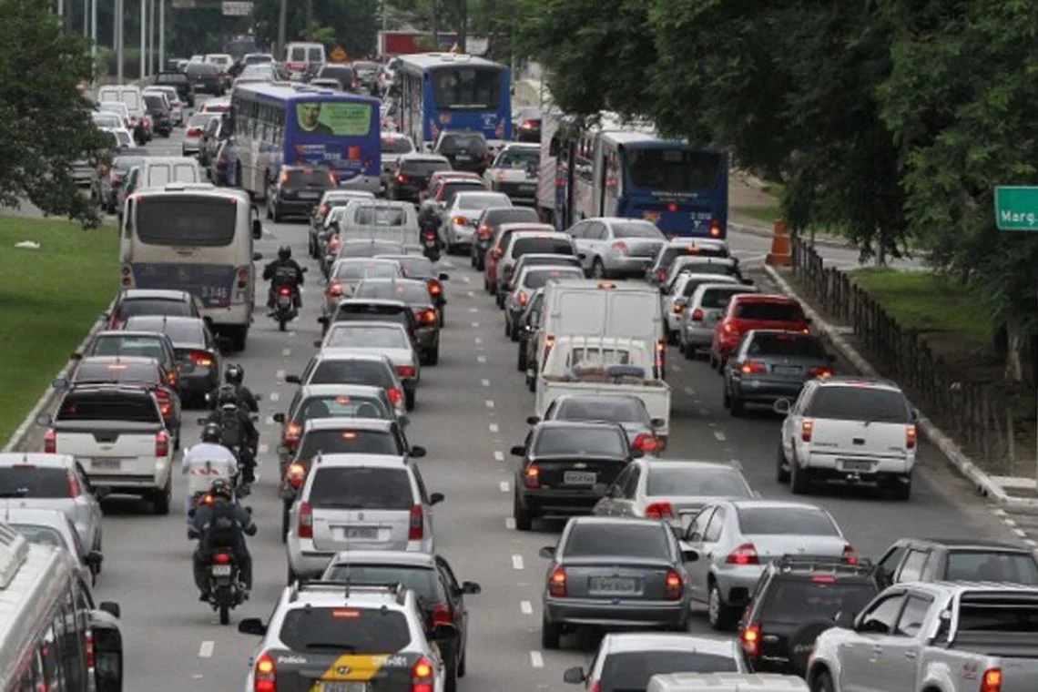 Os desvios devem durar em torno de 60 minutos. enquanto a concessionária, está realizando o serviço