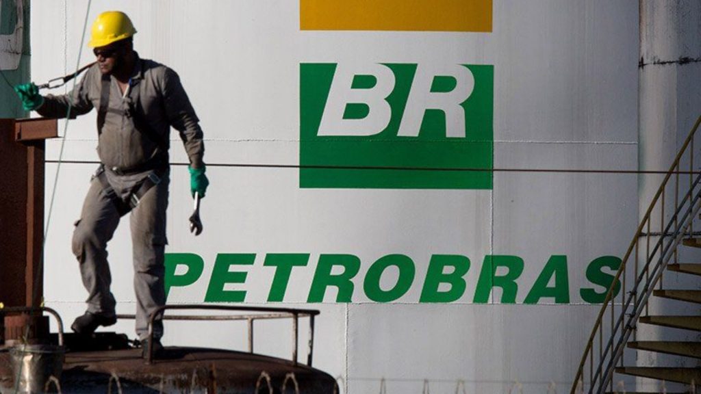 Petrobras abre concurso com salários de até R mil