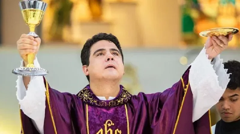 Padre Robson em uma missa