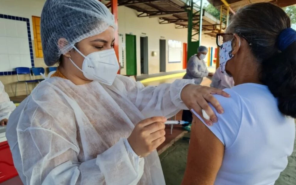 Também são vacinados com a 3ª dose idosos a partir dos 65 anos e imunossuprimidos. Já a primeira dose é ofertada de 12 a 17 anos