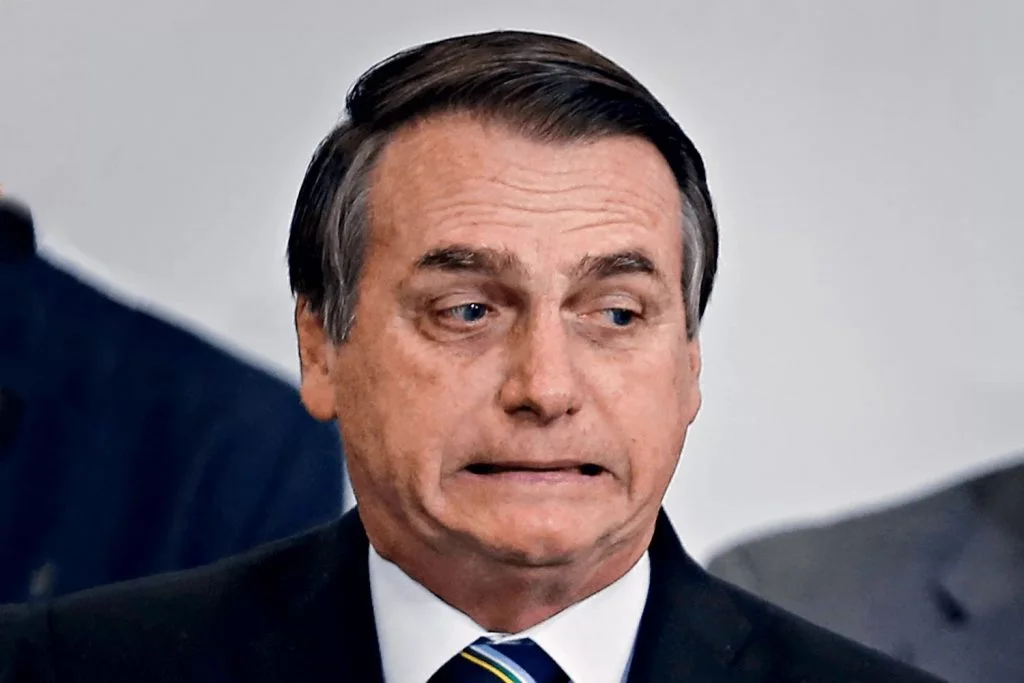 Bolsonaro com os olhos fechados