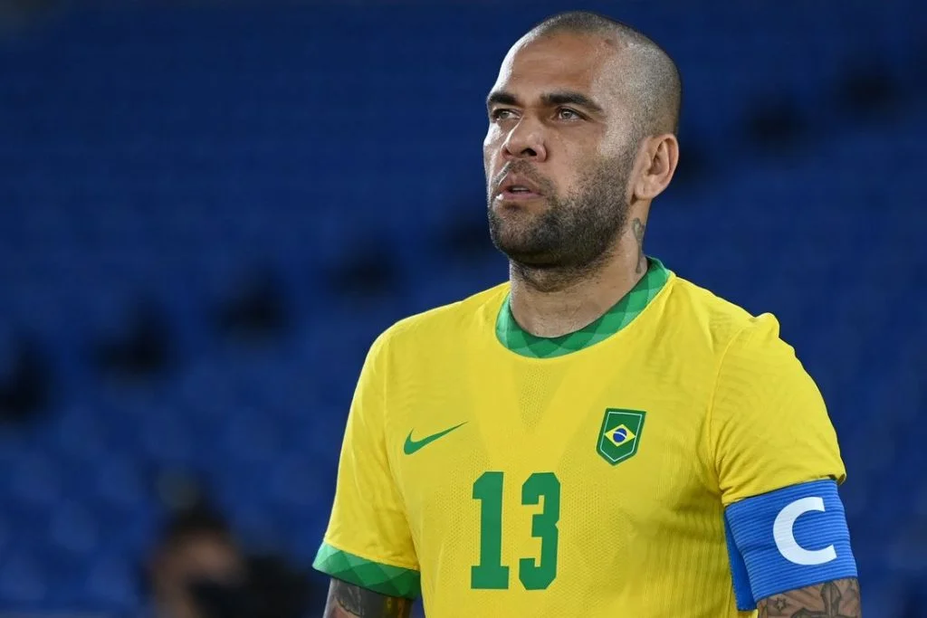 o jogador Daniel Alves foi detido ao prestar depoimento