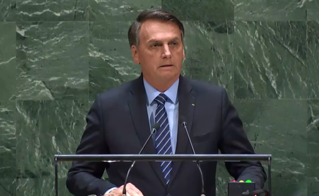 Bolsonaro em discurso na ONU. | Entre os indiciamentos de crimes estão infração de medidas sanitárias preventivas e emprego irregular de verba pública.