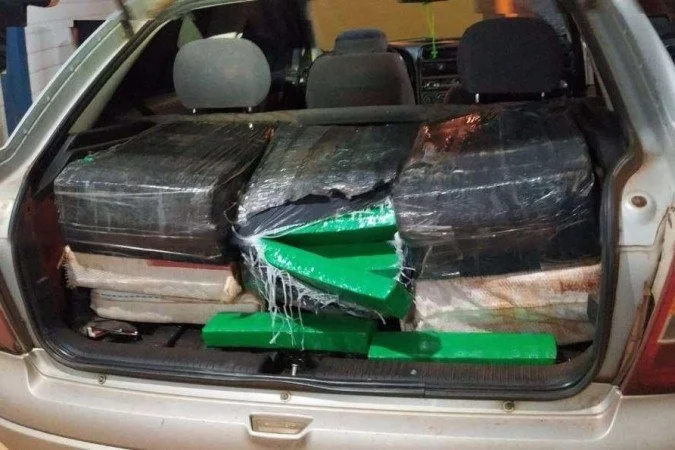 Aos agentes, o menor disse que estava transportando a maconha do MS para Brasília. Ele receberia R$ 5 mil após a entrega.