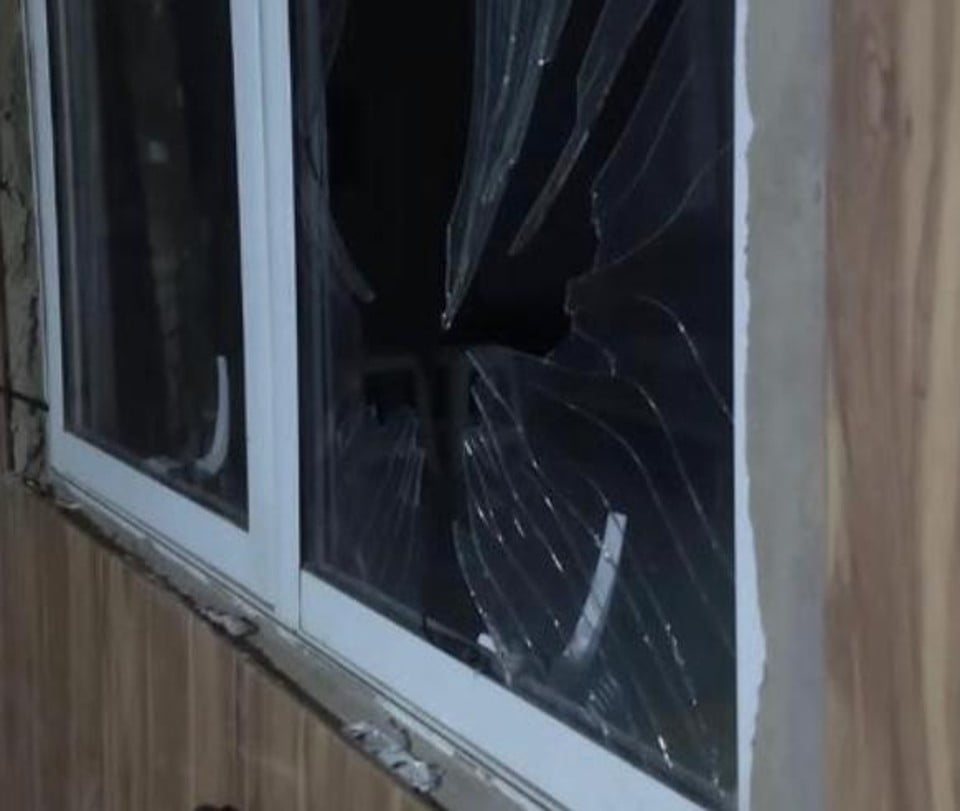 Homem baleado pela janela de casa
