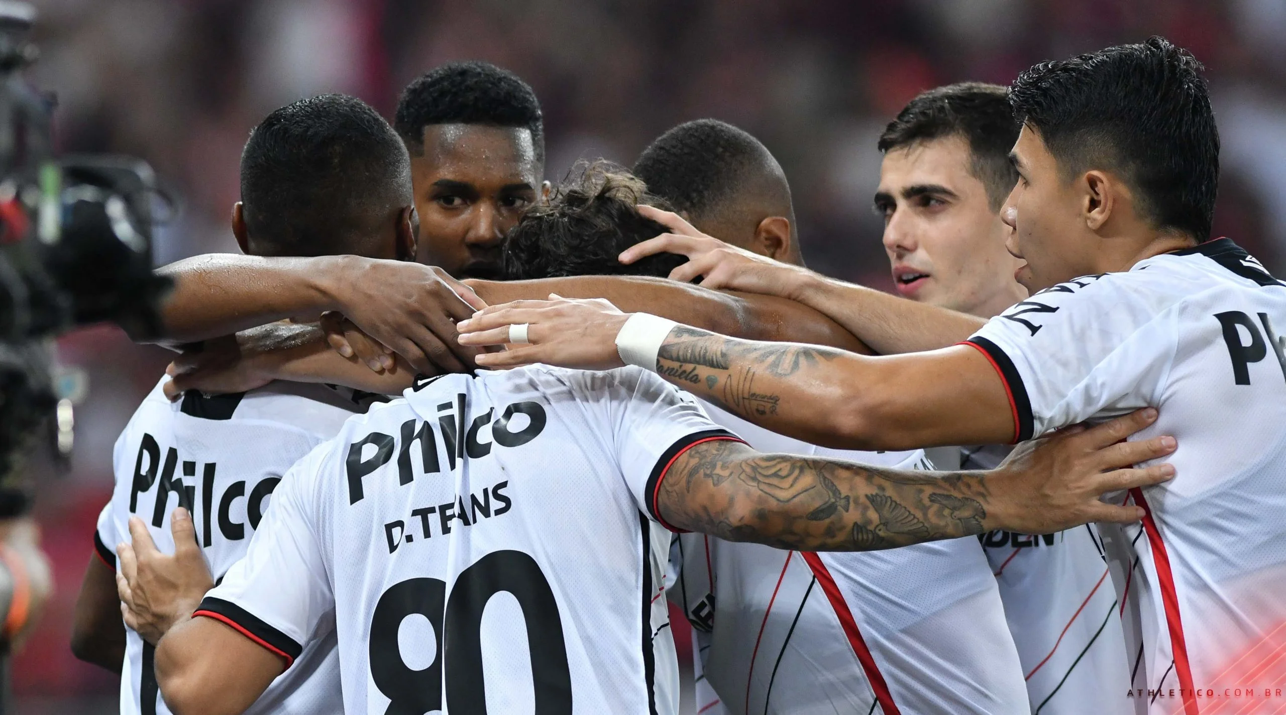 Athletico Paranaense comemora vaga na final da Copa do Brasil