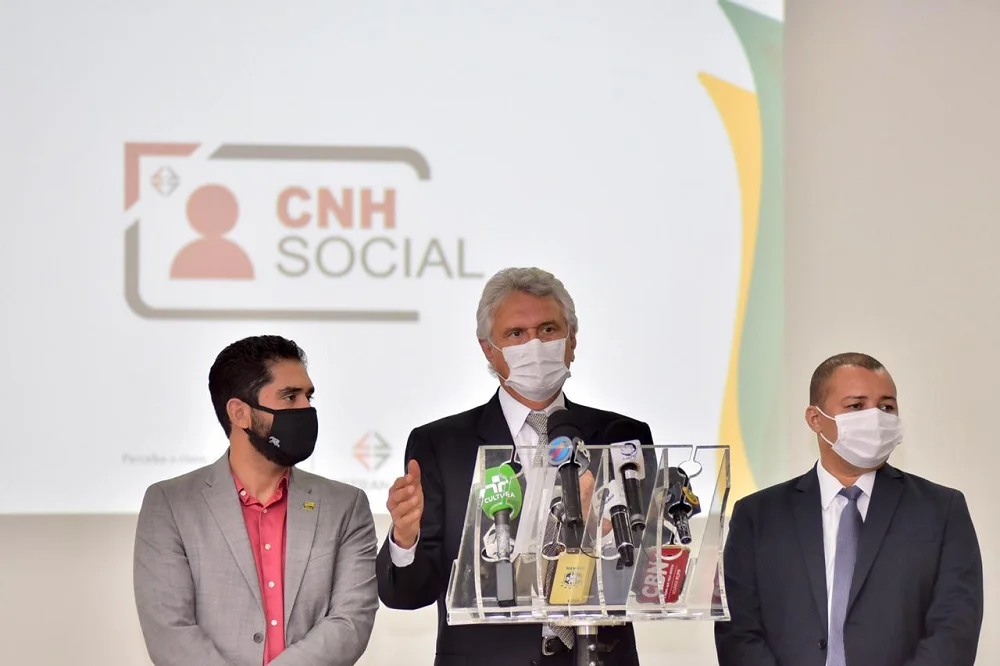 Caiado anunciando novas vagas do programa social CNH Social