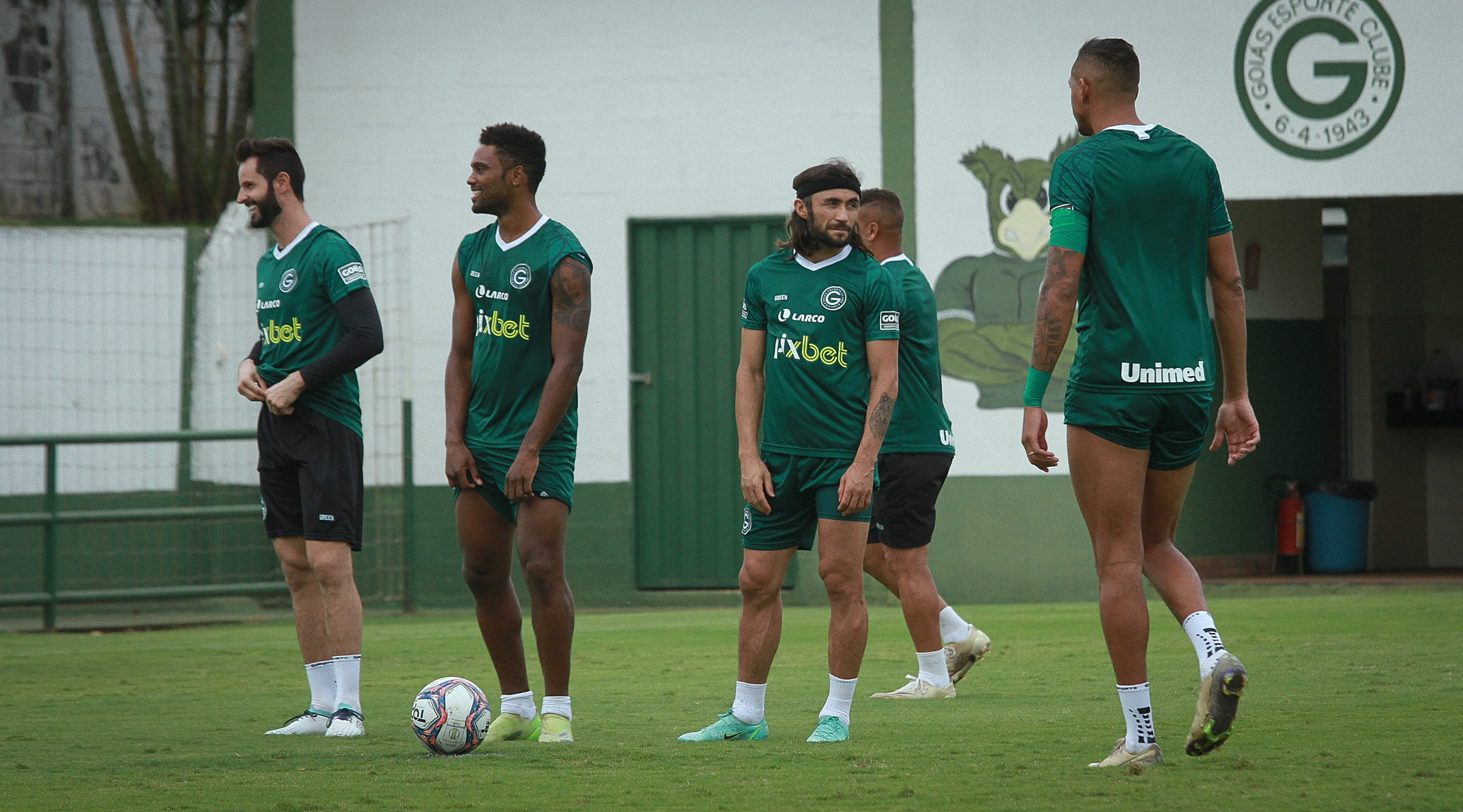 Jogadores do Goiás treinando