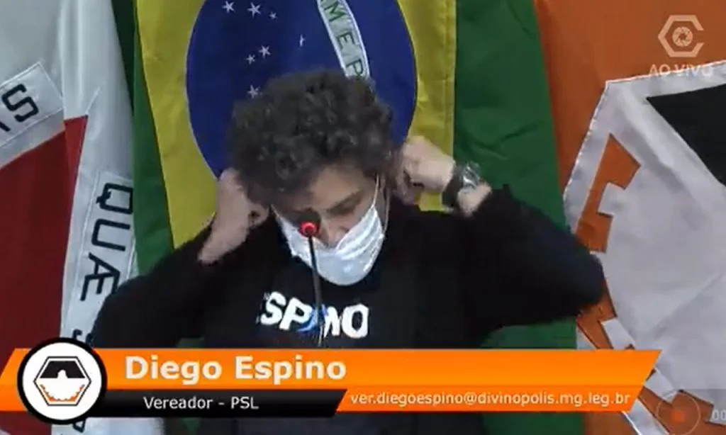 A acusação surgiu após vereador Diego Espino (PSL) ter apresentado um projeto de lei em defesa do uso de nome social