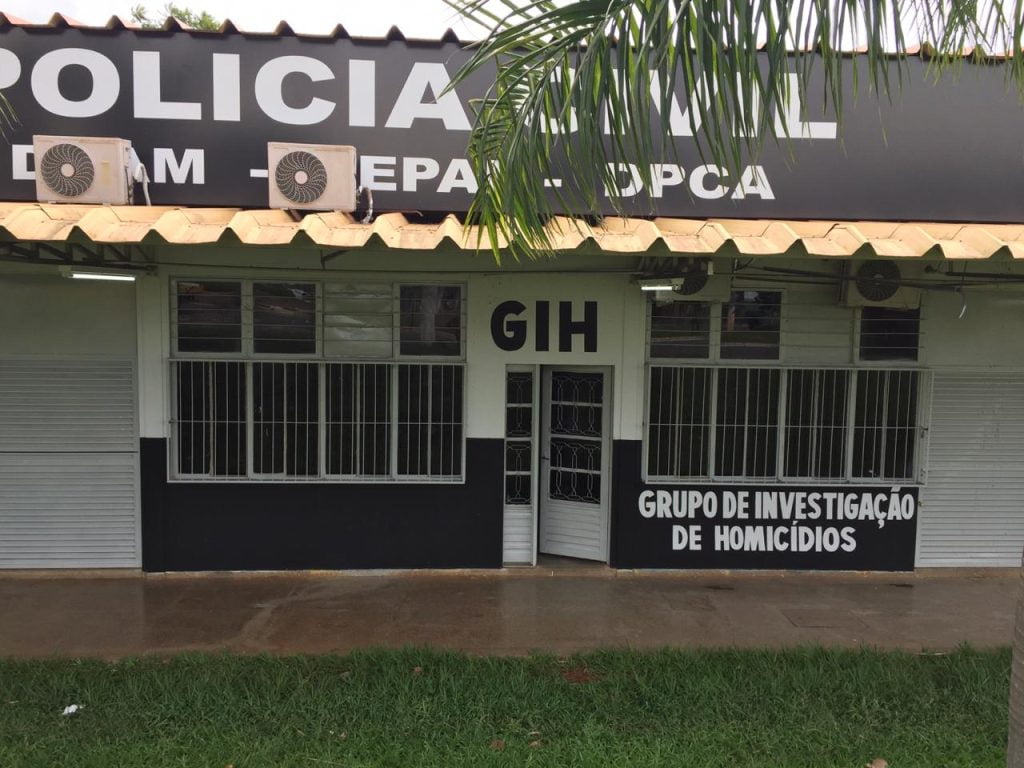 Fachada da Polícia. | Corpo da vítima de latrocínio foi encontrado carbonizado em rodovia entre Senador Canedo e Vila Galvão.