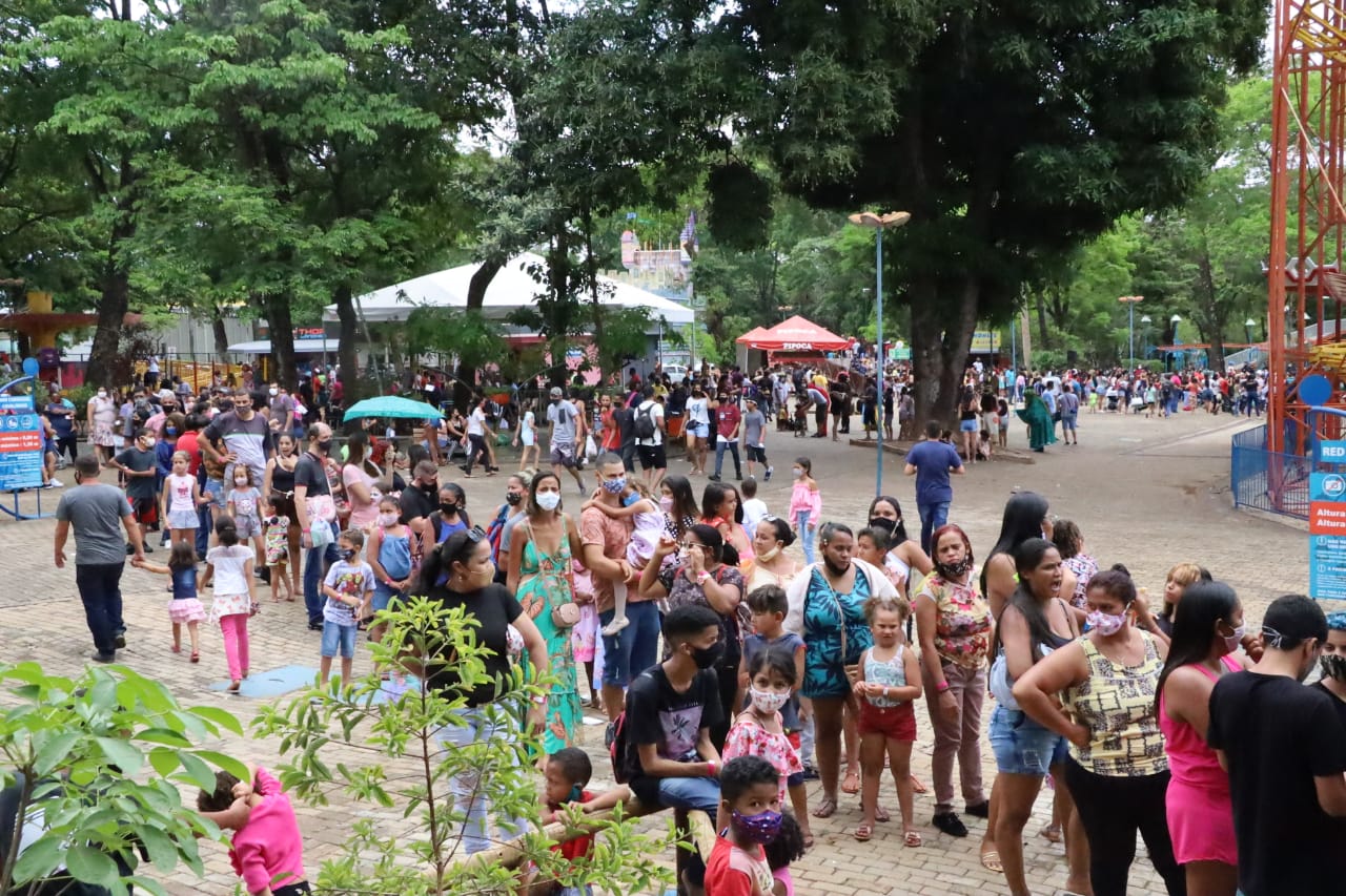 Longas filas no Parque Mutirama no Dia das Crianças