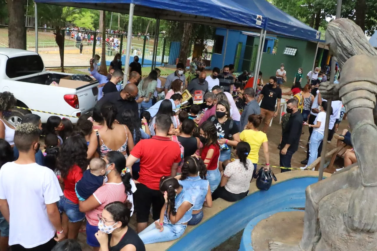 Aglomeração na entrega de brinquedos no Parque Mutirama