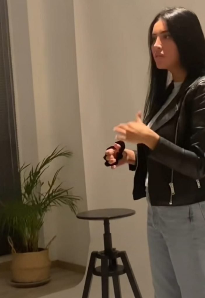 Print do vídeo da modelo confrontando o fotógrafo