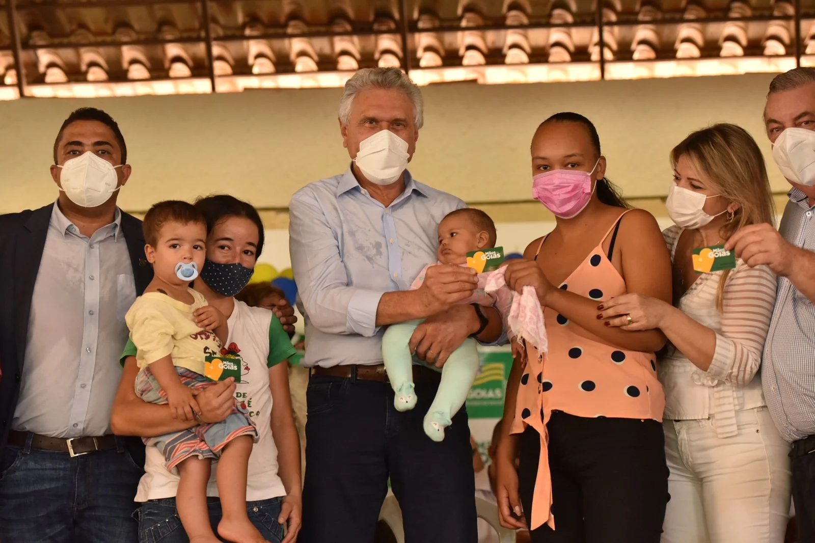 Em Padre Bernardo, o governador Ronaldo Caiado inicia a entrega dos cartões do Programa Mães de Goiás a líderes de família da região do Entorno do Distrito Federal