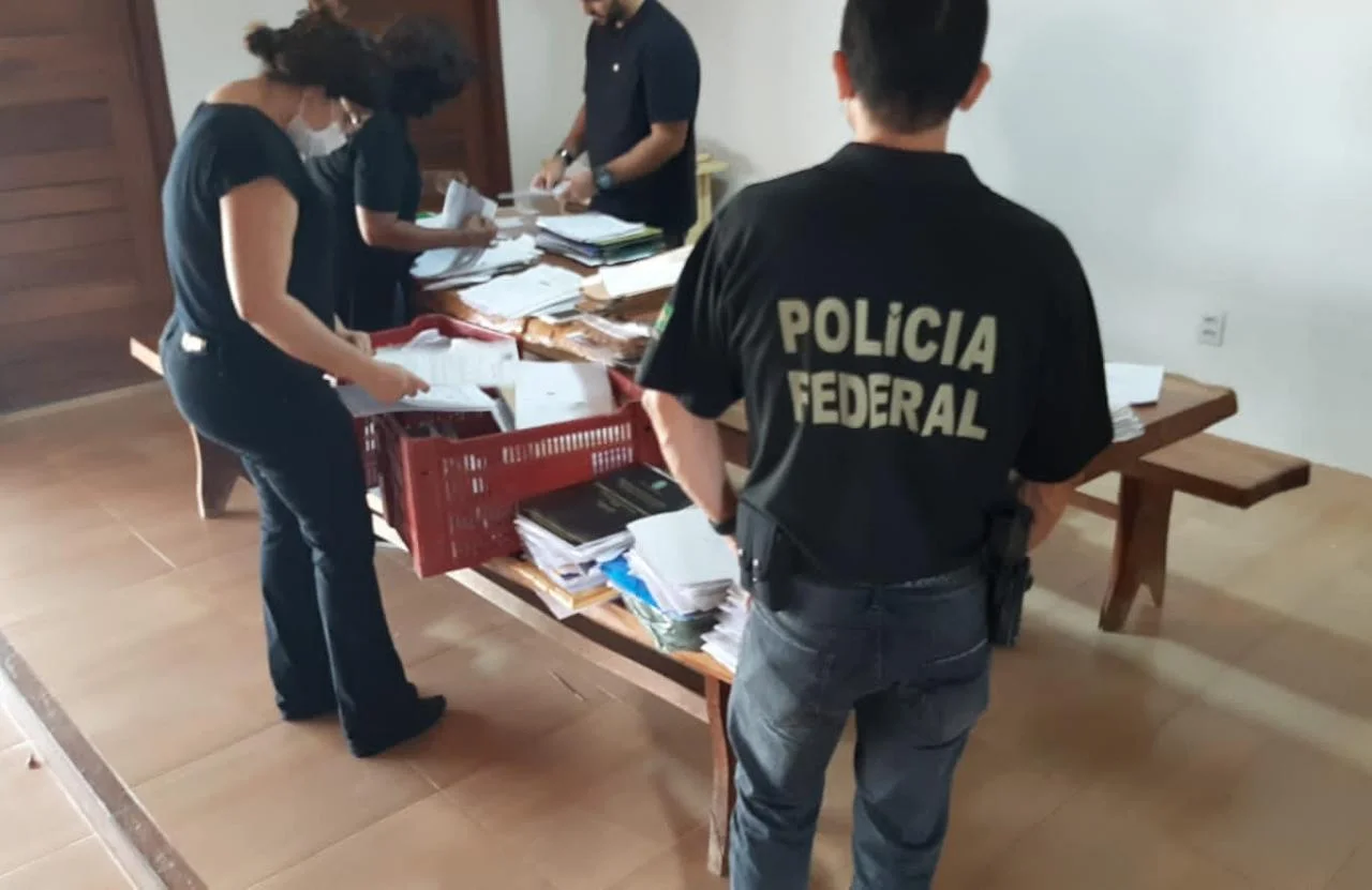 Policiais Federais cumprindo mandados de busca e apreensões devido fraudes em benefícios previdenciários