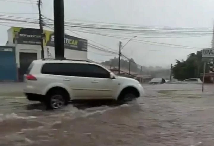 Ruas alagadas em Rio Verde após chuva