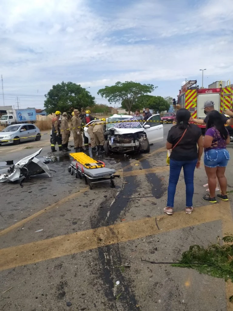 Momento em que o corpo de bombeiros realiza o resgate da vítima de acidente no anel viário