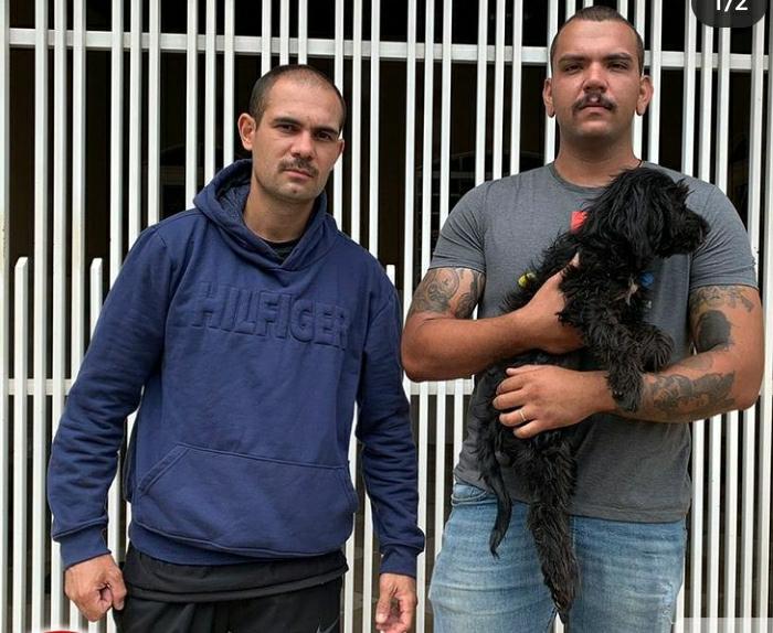 Policiais posam com a cachorra resgatada. Após o resgate, a cachorra foi levada ao veterinário e em seguida direcionada para a adoção. O caso aconteceu em Luziânia.