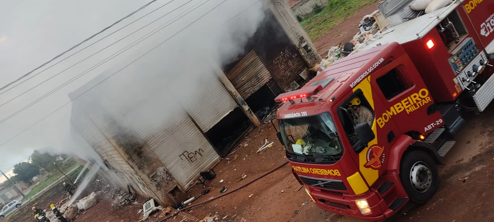 Galpão de recicláveis pega fogo em Goiânia