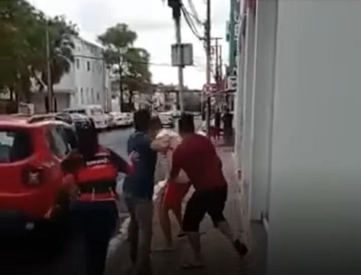 Imagem do vídeo que mostra a briga. | Um bombeiro foi agredido por dois homens durante uma briga de trânsito em Itumbiara. Polícia Civil investiga o caso.