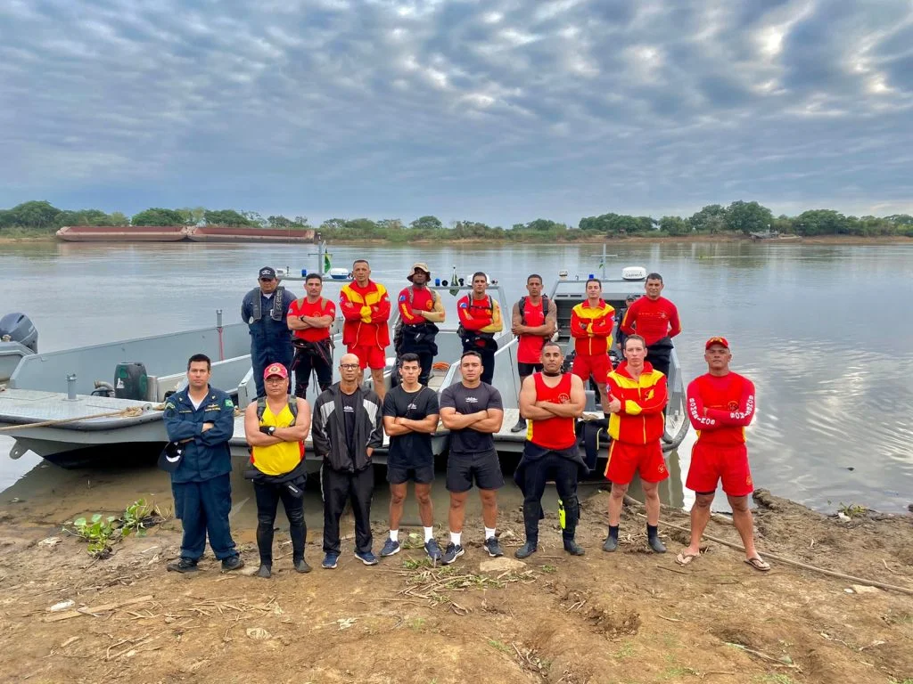 Foto da equipe de resgate do naufrágio em Mato Grosso do Sul. | A Marinha do Brasil publicou uma nota informando que as buscas pela última vítima do acidente foram encerradas.