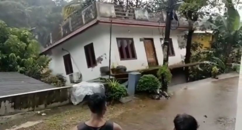 Vídeo mostra deslizamento de casa na Índia.