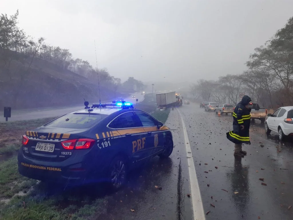 Número de acidentes em pistas molhadas cresceu nas rodovias federais do Estado, de acordo com a PRF