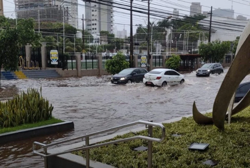 Alagamento em rua da capital.