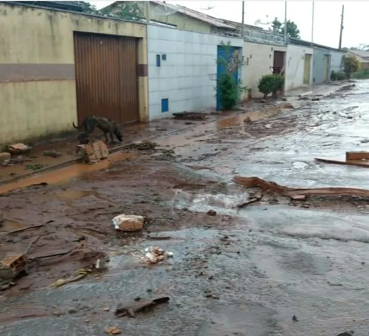 Uma criança de 3 anos está internada em estado grave no Hugol após ser arrastada por enxurrada em Pires do Rio.