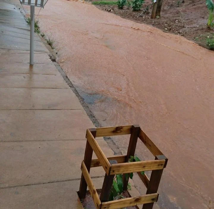 Criança é arrastada em enchente 