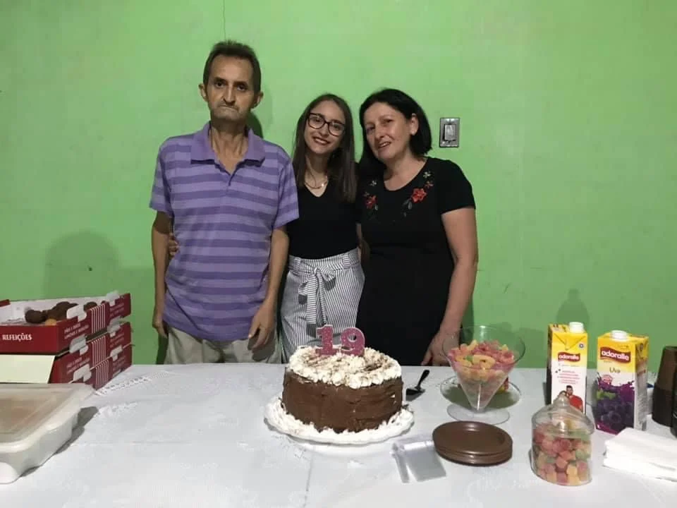 Foto de aniverário de Estefhanny. O pai, José, ela e a mãe, Maura