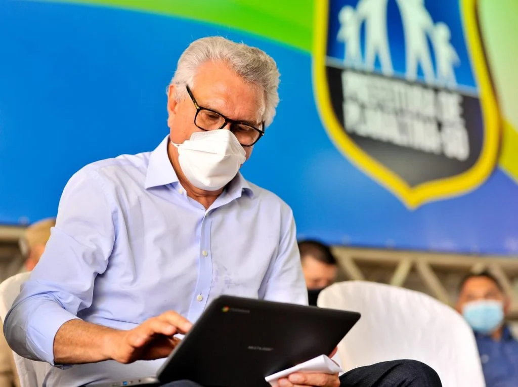 O governador Caiado entregou também 1.196 Chromebooks a estudantes da terceira série do Ensino Médio no município de Planaltina.