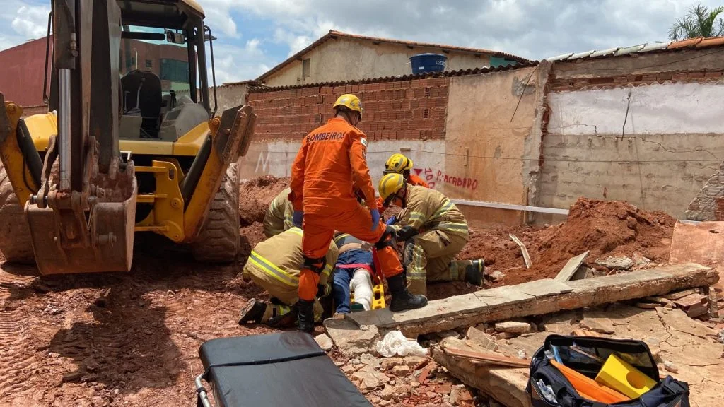 Momento do resgate, após o muro cair sobre o funcionário