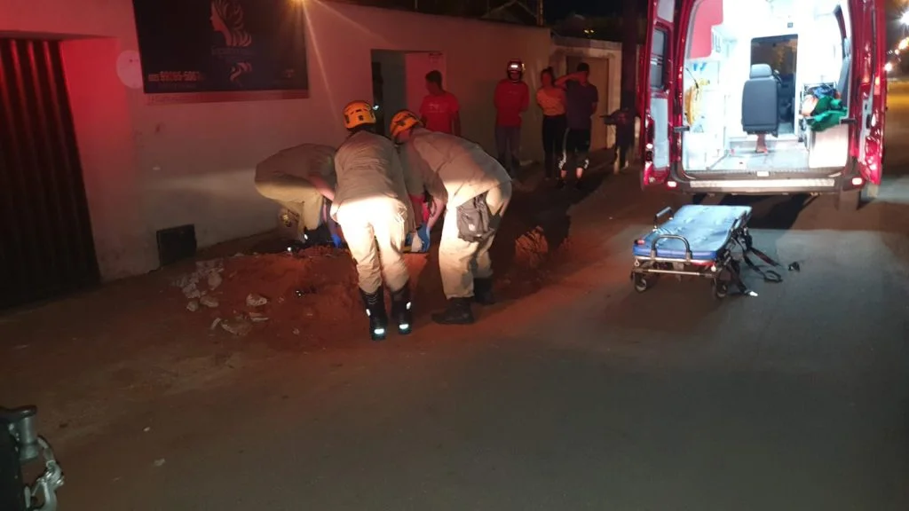 A mulher de 50 anos teve leve ferimentos e foi levada para a Santa casa de Catalão