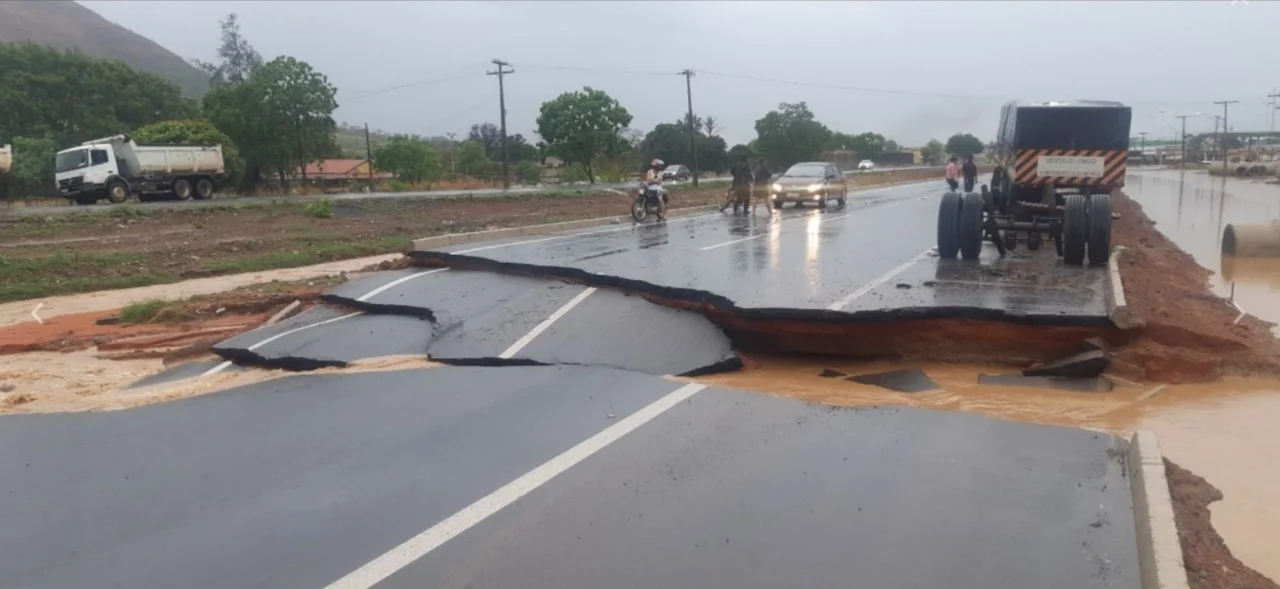 Parte da pista que ficou destruída na BR-020