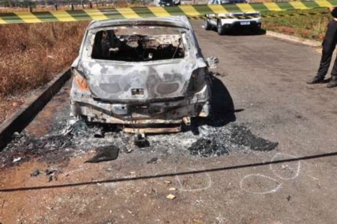 Os homens desferiram facadas no motorista de aplicativo e o queimaram dentro do veículo