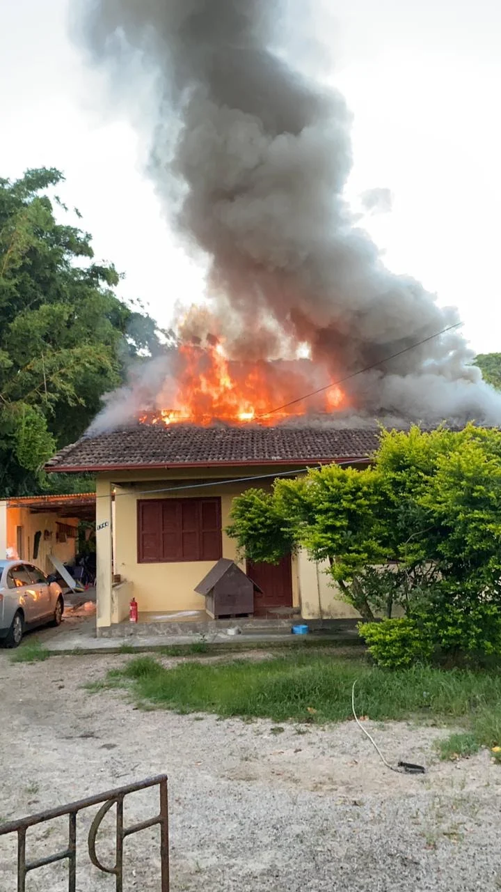 Casa da vítima incendiada.