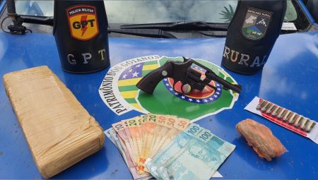 Arma de foto, tráfico de drogas e indivíduo com diversas passagens é preso em flagrante em Indiara (Fonte: BPM Rural Goiás)