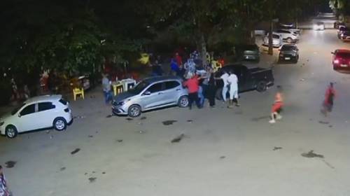 Foto do vídeo do momento da briga. | Segundo pessoas que estavam no local, o prefeito de São Domingos começou os insultos após vítima reclamar de problemas no munícipio.