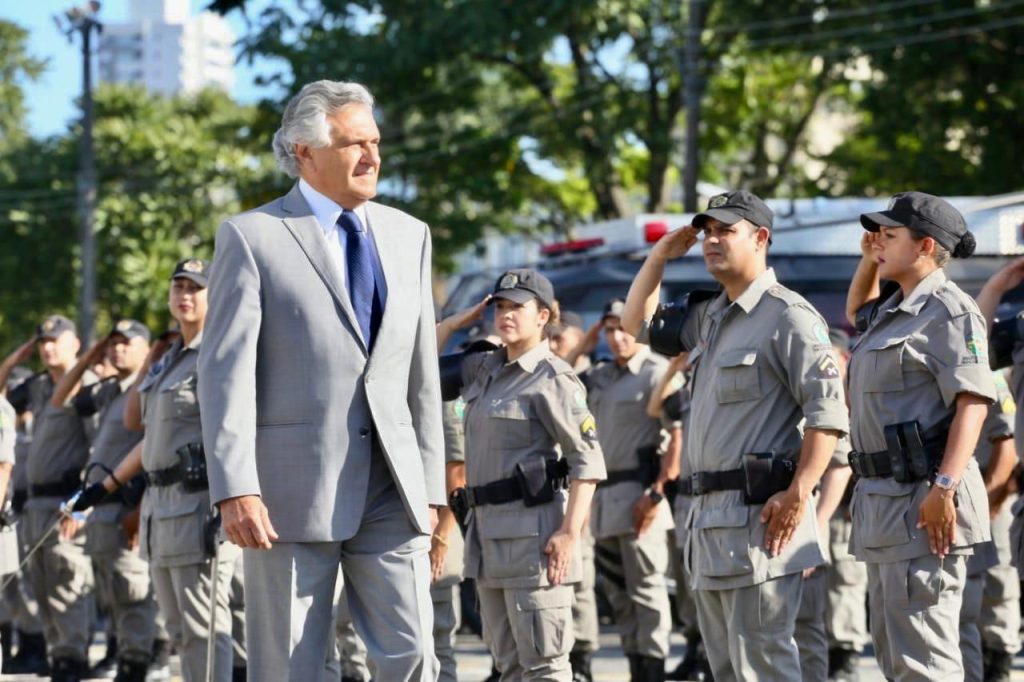 Governador Ronaldo Caiado anda em frente a fila de policiais, em solenidade com militares do Estado. | Em Goiânia, houve recuo de 35% no número de homicídios e um salto de 252% na resolução de casos