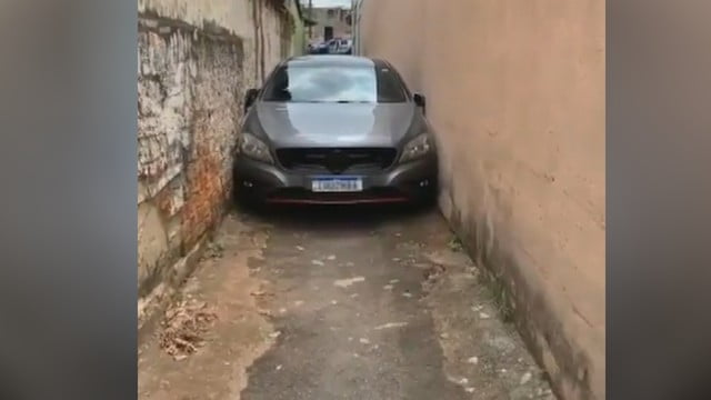 Carro. fica preso em rua de Goiânia. (Foto: Reproduçāo)