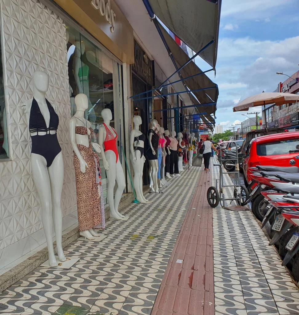 Após a entrega do novo trecho na Rua 44, cerca de 60 agentes orientam condutores que trafegam pela Avenida Leste-Oeste