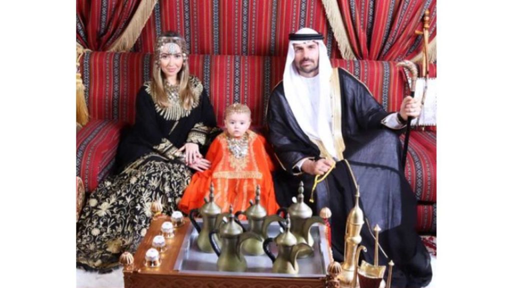 Eduardo Bolsonaro, esposa e filho posam em Dubai.