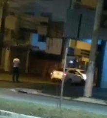 policial quase é atropelado